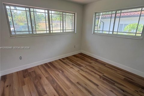 House in Coral Gables, Florida 3 bedrooms, 179.77 sq.m. № 2300416 - photo 14