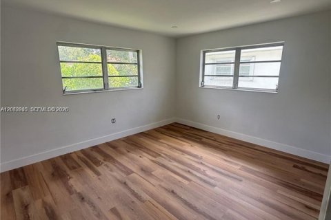 House in Coral Gables, Florida 3 bedrooms, 179.77 sq.m. № 2300416 - photo 17