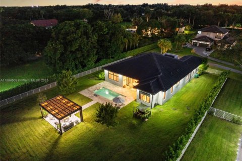 House in Southwest Ranches, Florida 4 bedrooms, 339.56 sq.m. № 1930099 - photo 3