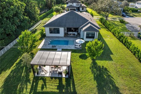 House in Southwest Ranches, Florida 4 bedrooms, 339.56 sq.m. № 1930099 - photo 4