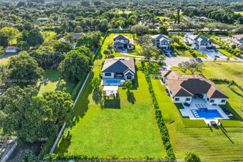 House in Southwest Ranches, Florida 4 bedrooms, 339.56 sq.m. № 1930099 - photo 6