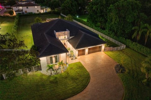 House in Southwest Ranches, Florida 4 bedrooms, 339.56 sq.m. № 1930099 - photo 1