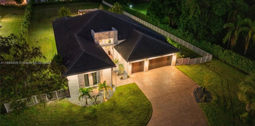 Villa ou maison à Southwest Ranches, Floride 4 chambres, 339.56 m2 № 1930099
