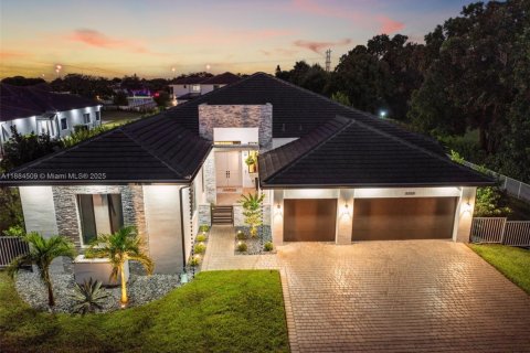 House in Southwest Ranches, Florida 4 bedrooms, 339.56 sq.m. № 1930099 - photo 2