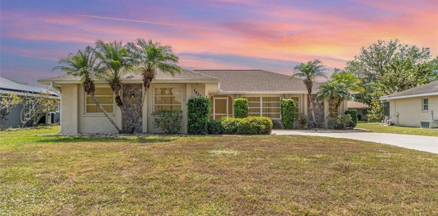 House in Port Charlotte, Florida 3 bedrooms, 133.97 sq.m. № 1608138