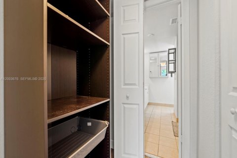 Condo in Sunrise, Florida, 2 bedrooms  № 2067423 - photo 14