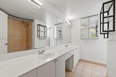 Condo in Sunrise, Florida, 2 bedrooms  № 2067423 - photo 13