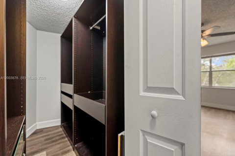 Condo in Sunrise, Florida, 2 bedrooms  № 2067423 - photo 15