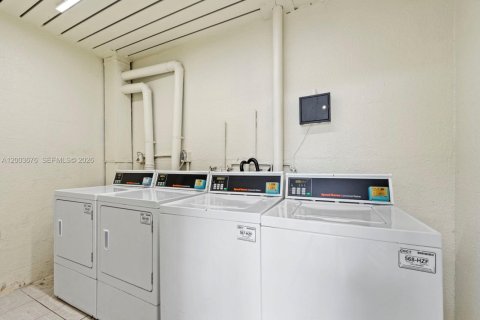 Condo in Sunrise, Florida, 2 bedrooms  № 2067423 - photo 3