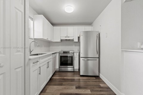 Condo in Sunrise, Florida, 2 bedrooms  № 2067423 - photo 21