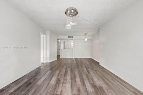 Condo in Sunrise, Florida, 2 bedrooms  № 2067423 - photo 20