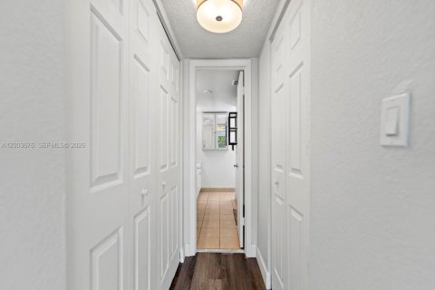 Condo in Sunrise, Florida, 2 bedrooms  № 2067423 - photo 11