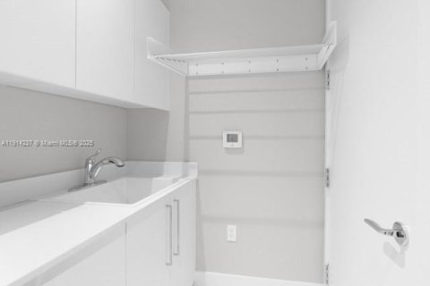 Condo in Sunny Isles Beach, Florida, 2 bedrooms  № 2015849 - photo 30