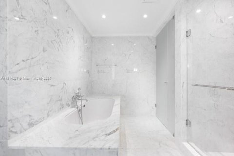 Condo in Sunny Isles Beach, Florida, 2 bedrooms  № 2015849 - photo 14