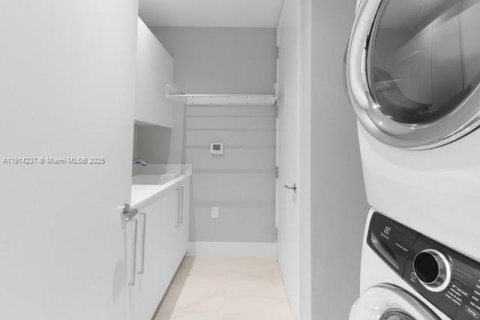 Condo in Sunny Isles Beach, Florida, 2 bedrooms  № 2015849 - photo 29