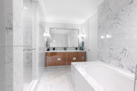 Condo in Sunny Isles Beach, Florida, 2 bedrooms  № 2015849 - photo 16