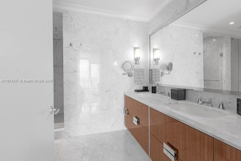 Condo in Sunny Isles Beach, Florida, 2 bedrooms  № 2015849 - photo 13