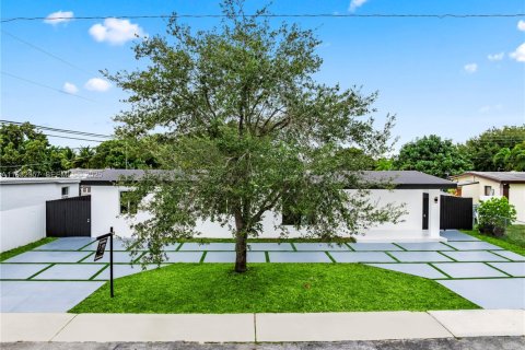Villa ou maison à vendre à Miami, Floride: 5 chambres, 203.46 m2 № 1991641 - photo 1
