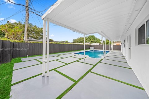 Villa ou maison à vendre à Miami, Floride: 5 chambres, 203.46 m2 № 1991641 - photo 4