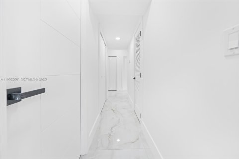 Villa ou maison à vendre à Miami, Floride: 5 chambres, 203.46 m2 № 1991641 - photo 29