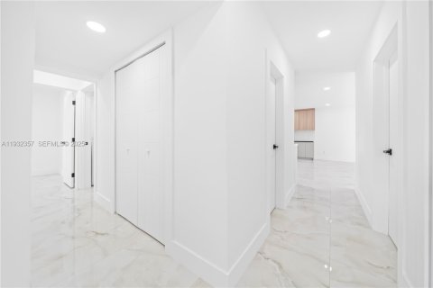 Villa ou maison à vendre à Miami, Floride: 5 chambres, 203.46 m2 № 1991641 - photo 23