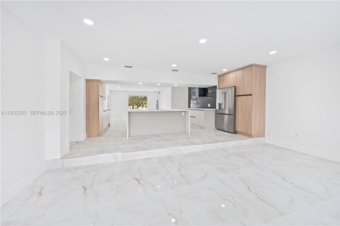 Villa ou maison à vendre à Miami, Floride: 5 chambres, 203.46 m2 № 1991641 - photo 11