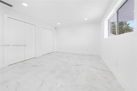 Villa ou maison à vendre à Miami, Floride: 5 chambres, 203.46 m2 № 1991641 - photo 28