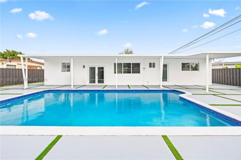 Villa ou maison à vendre à Miami, Floride: 5 chambres, 203.46 m2 № 1991641 - photo 5