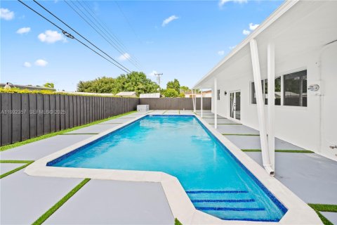 Villa ou maison à vendre à Miami, Floride: 5 chambres, 203.46 m2 № 1991641 - photo 9