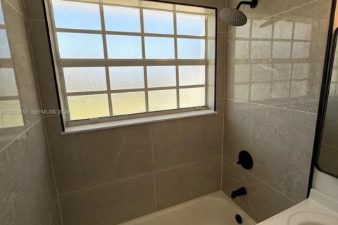 Casa en venta en Miami Gardens, Florida, 3 dormitorios, 104.05 m2 № 2078041 - foto 24