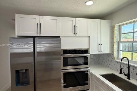 Casa en venta en Miami Gardens, Florida, 3 dormitorios, 104.05 m2 № 2078041 - foto 17