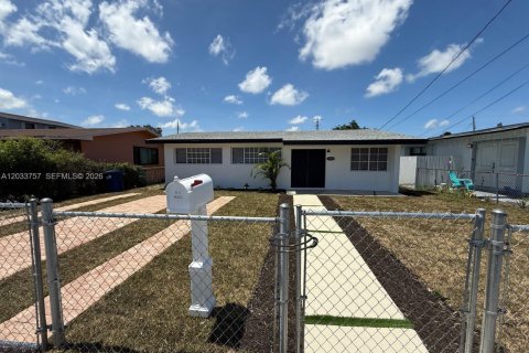 Casa en Miami Gardens, Florida 3 dormitorios, 104.05 m2 № 2078041