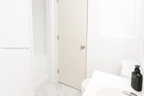 Casa en venta en Fort Lauderdale, Florida, 3 dormitorios, 97.55 m2 № 1842363 - foto 2