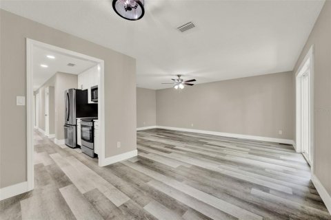 House in Orlando, Florida 4 bedrooms, 137.68 sq.m. № 1826600 - photo 3