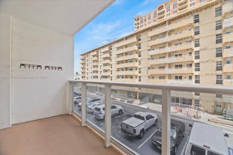 Снять в аренду кондоминиум в Халландейл-Бич, Флорида 1 спальня, 92.9м2, № 1949123 - фото 10