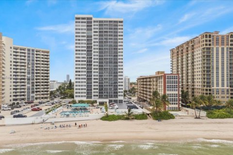 Снять в аренду кондоминиум в Халландейл-Бич, Флорида 1 спальня, 92.9м2, № 1949123 - фото 1