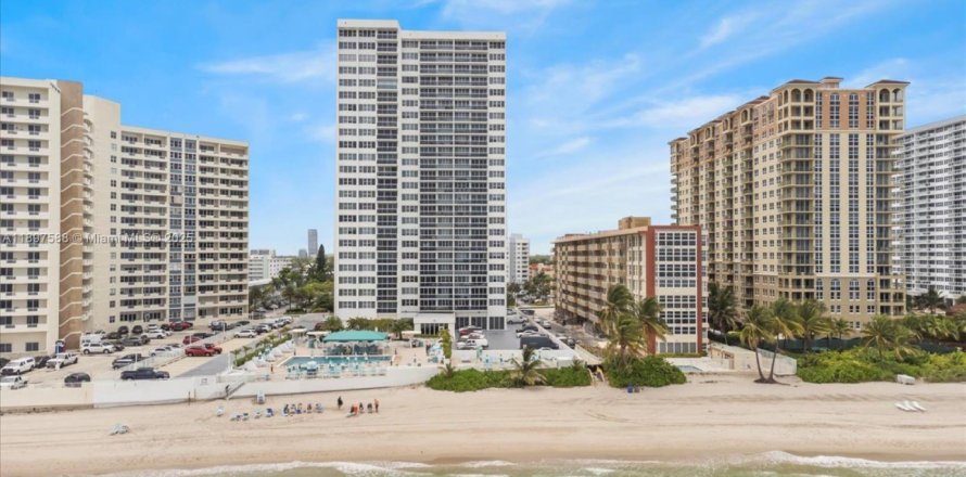 Кондоминиум с 1 спальней в Халландейл-Бич, Флорида № 1949123