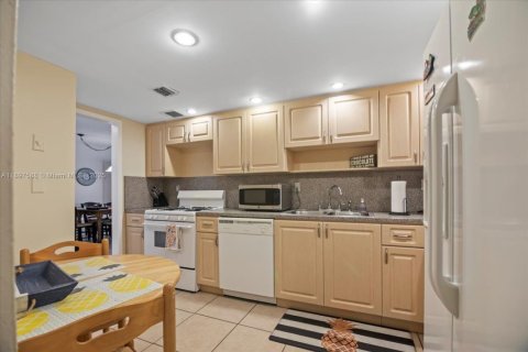 Снять в аренду кондоминиум в Халландейл-Бич, Флорида 1 спальня, 92.9м2, № 1949123 - фото 4