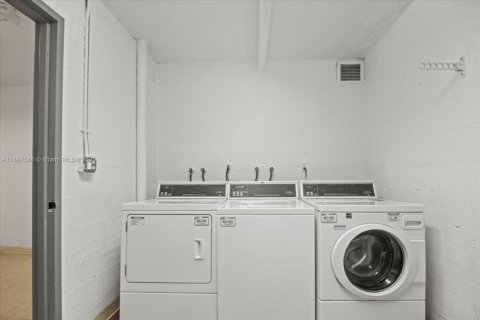 Снять в аренду кондоминиум в Халландейл-Бич, Флорида 1 спальня, 92.9м2, № 1949123 - фото 12