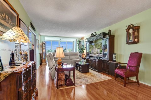 Condo in Pompano Beach, Florida, 3 bedrooms  № 1726943 - photo 9