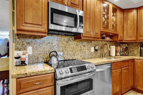 Condo in Pompano Beach, Florida, 3 bedrooms  № 1726943 - photo 4