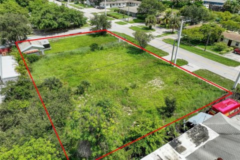 Propiedad comercial en venta en West Palm Beach, Florida № 1978159 - foto 13