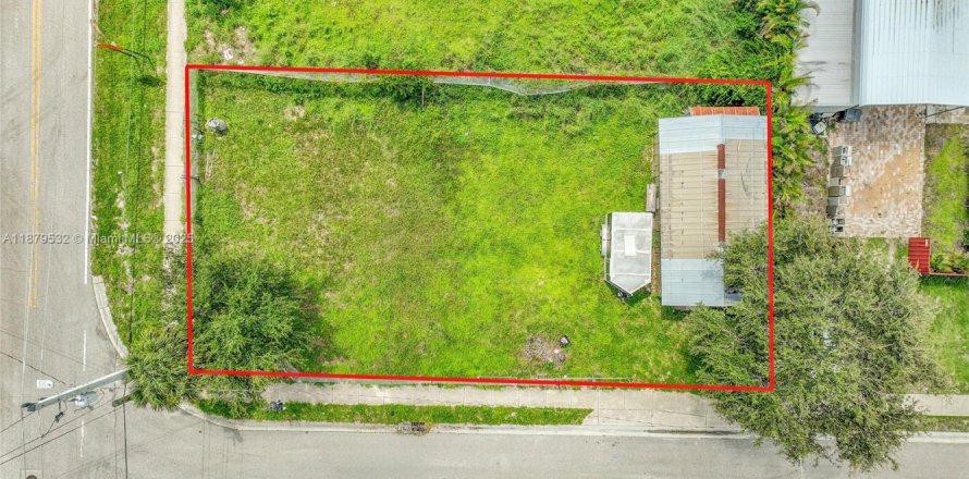 Propiedad comercial en West Palm Beach, Florida № 1978159