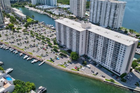 Condo in Sunny Isles Beach, Florida, 1 bedroom  № 1764706 - photo 1