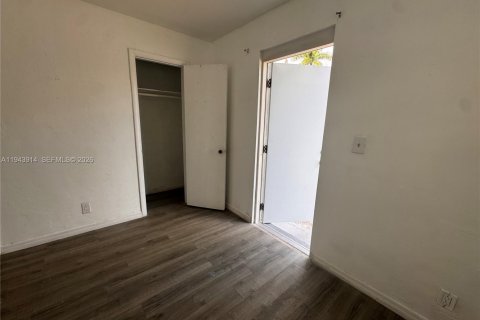 House in West Park, Florida 3 bedrooms, 77.95 sq.m. № 2001616 - photo 19