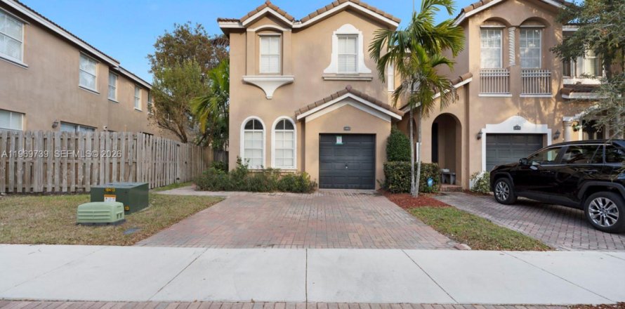 Townhouse in Homestead, Florida 4 bedrooms, 182.55 sq.m. № 2031012