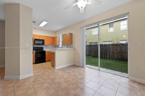 Townhouse in Homestead, Florida 4 bedrooms, 182.55 sq.m. № 2031012 - photo 8