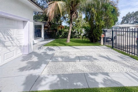 House in Miami, Florida 3 bedrooms, 105.35 sq.m. № 2401282 - photo 2
