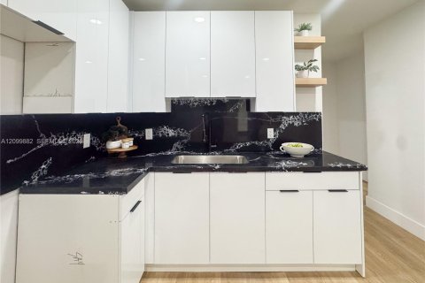 House in Miami, Florida 3 bedrooms, 105.35 sq.m. № 2401282 - photo 8