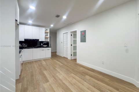 House in Miami, Florida 3 bedrooms, 105.35 sq.m. № 2401282 - photo 3